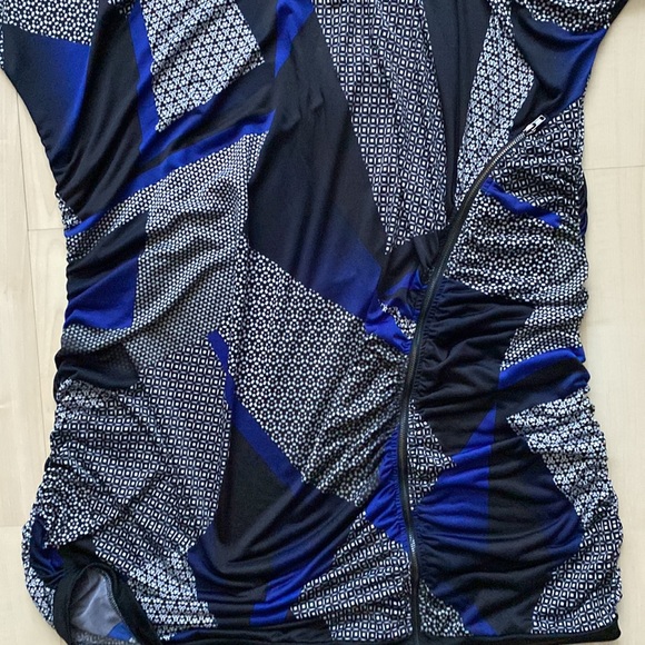 EUC tunic, ruched sides, longer length, front zip, abstract pattern, flattering - Picture 13 of 15